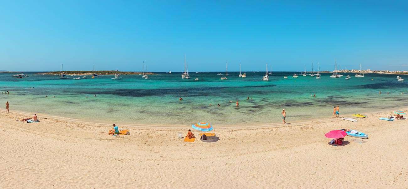 Kristallklarer Strand in Colònia de Sant Jordi nahe Apartamentos Estanques Mallorca