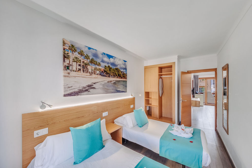 Zweibettzimmer Apartamentos Estanques Colònia Sant Jordi Mallorca moderne türkise Einrichtung