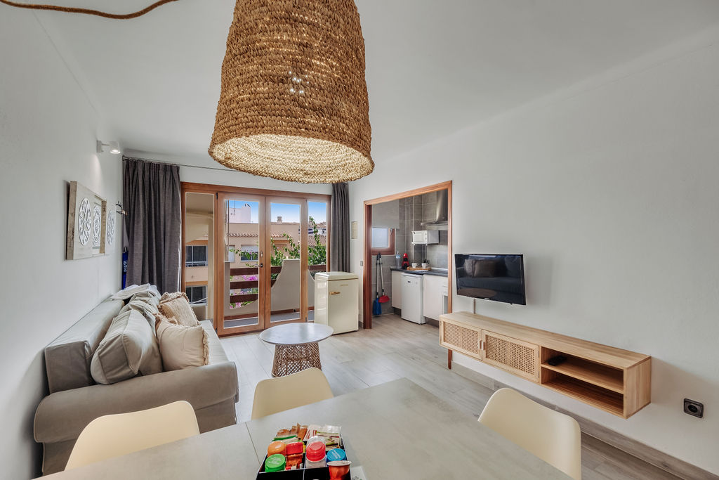 Helles und ger&auml;umiges Wohnzimmer