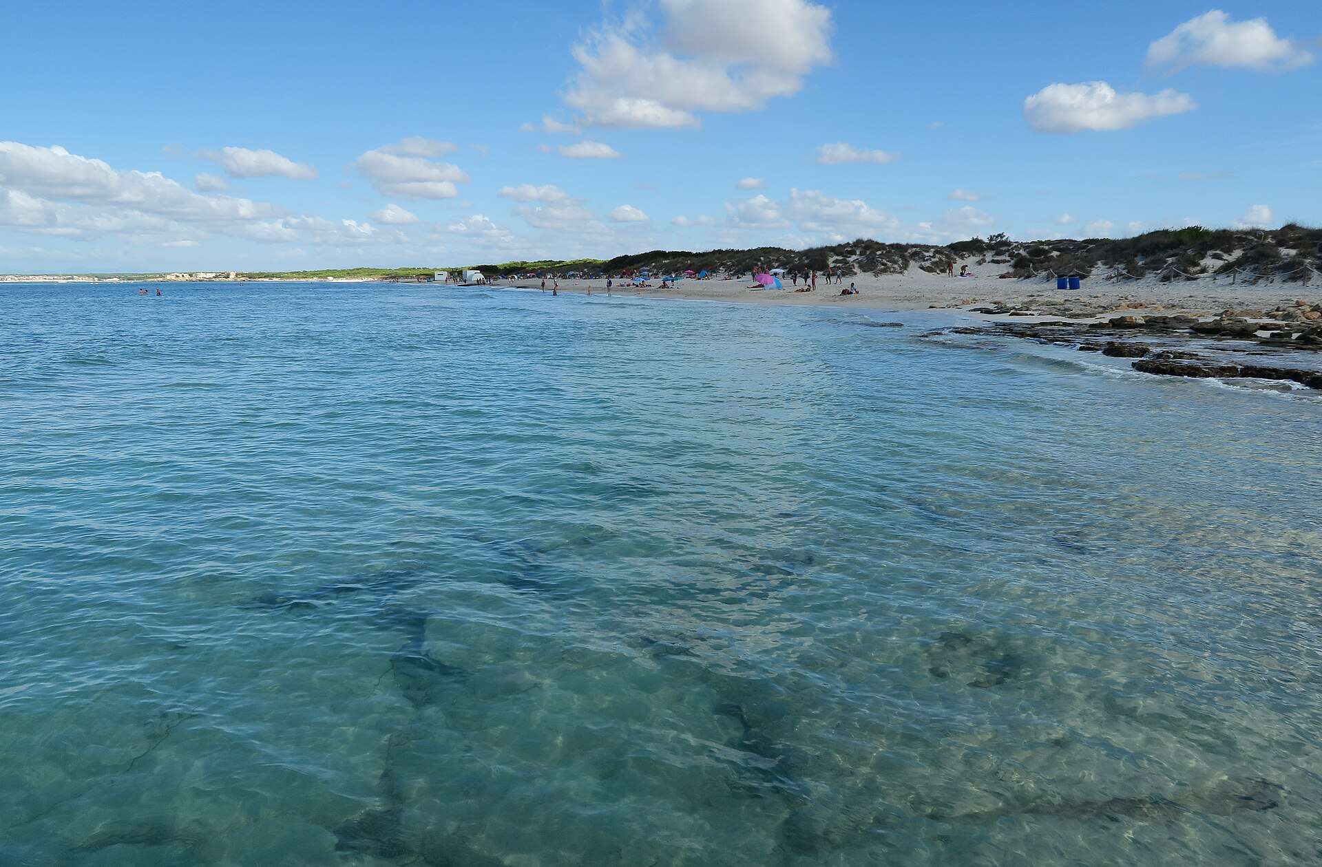 Vista de la playa de Es Trenc desde el mar, con aguas turquesas