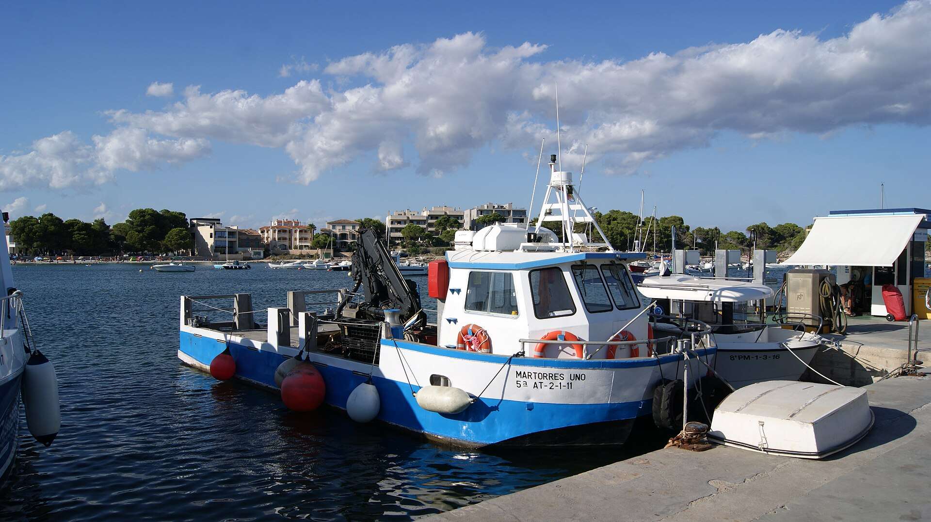 Puerto de Colònia de Sant Jordi con barcas y el pueblo