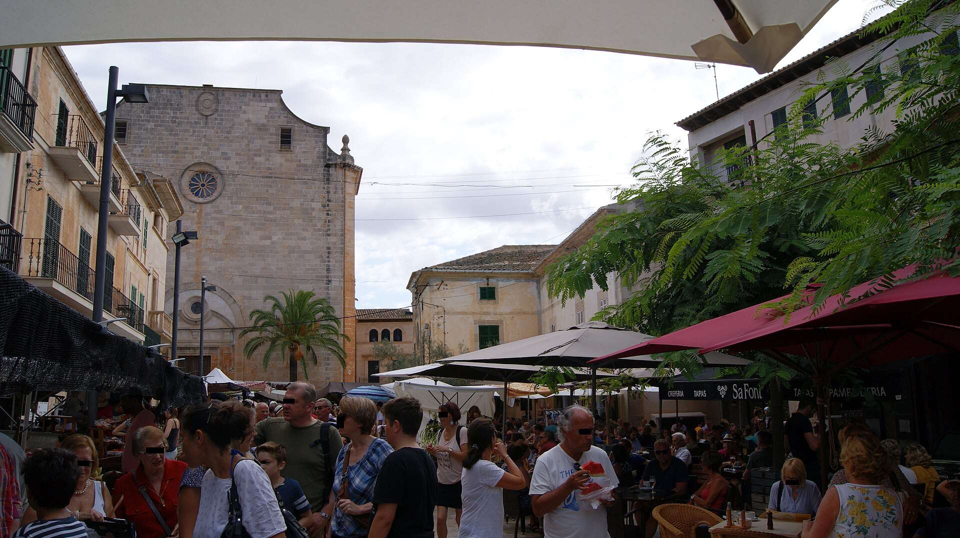 Mercado semanal en la plaza mayor de Santanyí, Mallorca