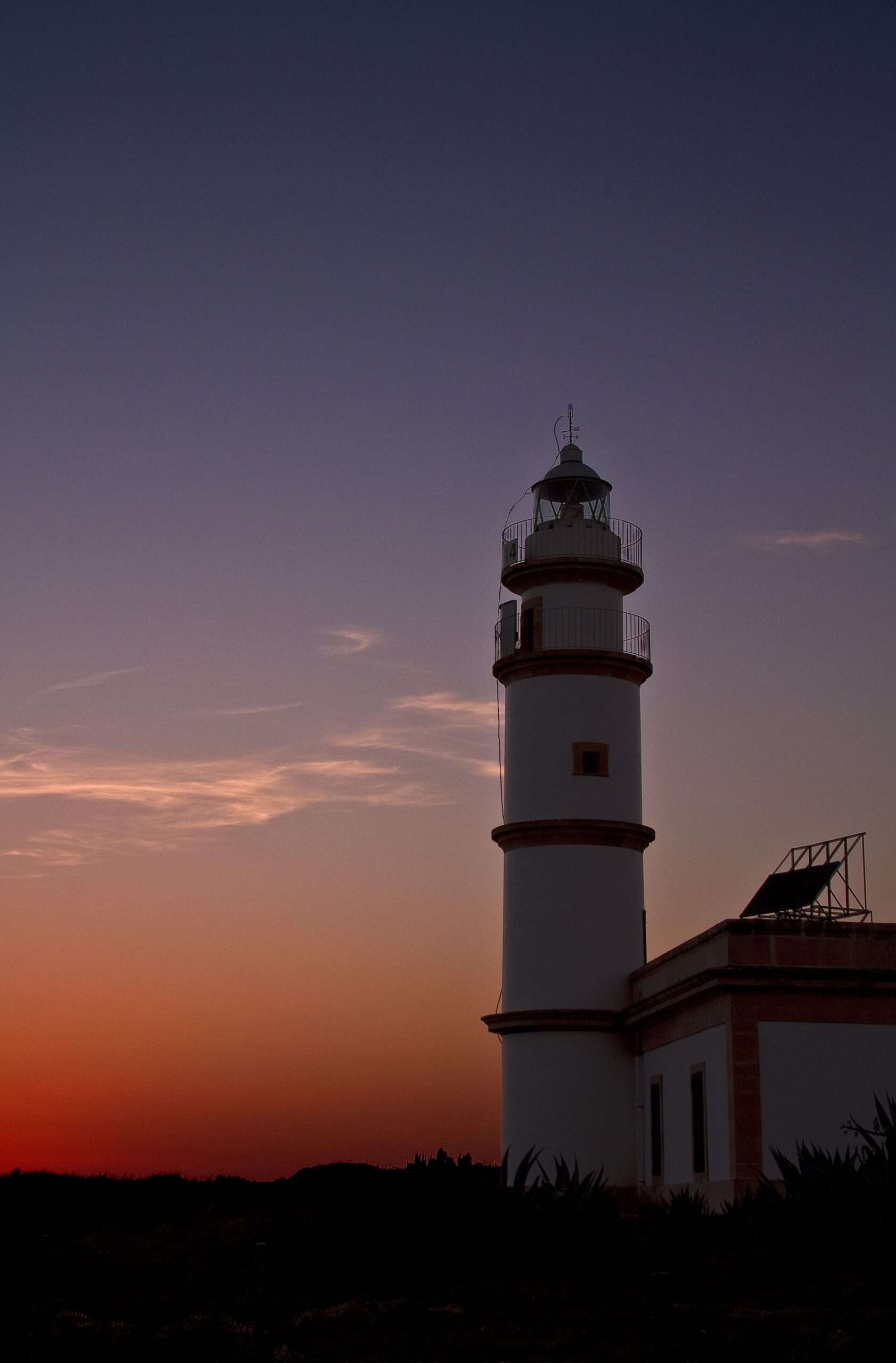Faro del Cap de ses Salines al atardecer, sur de Mallorca